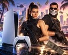 Personagens de GTA 6 ao lado de um PS5 e de um controle DualSense.