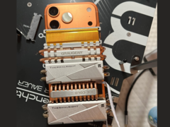 iPhone 17 Pro Max com coolers SSD acoplados para melhor estabilidade térmica (Fonte da imagem: u/T-K-Tronix via r/iphone)