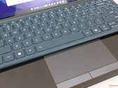 As duas telas sensíveis ao toque podem ser versáteis, mas o teclado e o clickpad virtual podem ser difíceis de usar (Fonte da imagem: Notebookcheck)