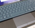 As duas telas sensíveis ao toque podem ser versáteis, mas o teclado e o clickpad virtual podem ser difíceis de usar (Fonte da imagem: Notebookcheck)