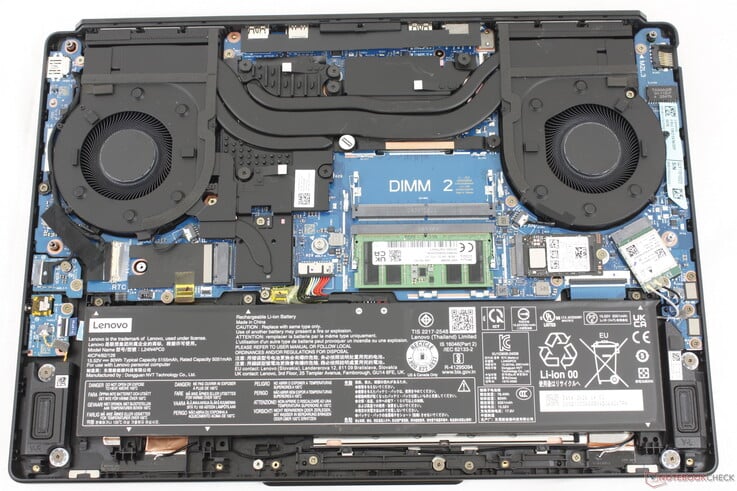 O Legion 5 15IAX11 apresenta dois slots para memória RAM DDR5 SODIMM e dois slots para SSD M.2. No entanto, uma unidade deve ter 42 mm de comprimento ou menos