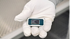 O ExpertBook Ultra requer um adaptador de energia CA para obter todo o seu potencial de desempenho (Fonte da imagem: Futurecdn.net)