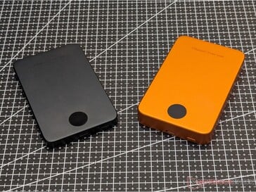 Carregador portátil sem fio de estado sólido ReelCharge — 5.000 mAh (à esquerda) e 10.000 mAh (à direita).