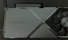 A NVIDIA teria distinguido a RTX 3090 SUPER com um design totalmente preto. (Fonte da imagem: @KittyYYuko)