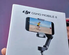 A embalagem de varejo do Osmo Mobile 8 mantém o design simples dos gimbals de câmera para smartphone anteriores da DJI. (Fonte da imagem: Camera Joint)