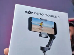 A embalagem de varejo do Osmo Mobile 8 mantém o design simples dos gimbals de câmera para smartphone anteriores da DJI. (Fonte da imagem: Camera Joint)