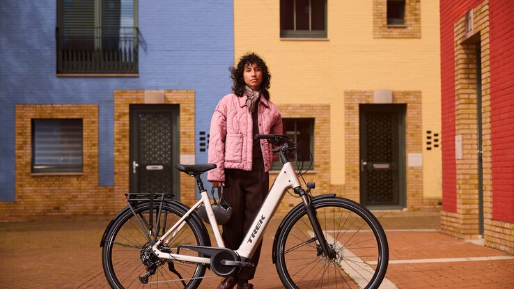 A bicicleta elétrica District+ na cor prata lunar