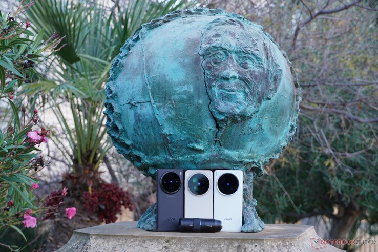 Os anos de 2024 e 2025 viram o lançamento de três gerações do carro-chefe da Vivo: o Vivo X100 Pro (esquerda), o Vivo X200 Ultra (direita) e o Vivo X300 Pro (centro).