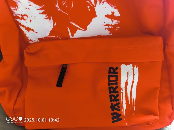 A mochila de cor vermelha perfeita (C51111) parece laranja (Fonte da imagem: Sergey Tarasov - Notebookcheck)