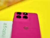 O chassi do Moto G37 é elegante, mas a qualidade de fabricação não é perfeita.