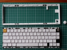 Para desmontar o Lemokey P2 HE, basta remover o botão e puxar a caixa superior