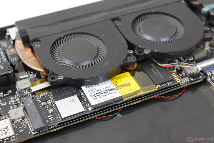 Acessível M.2 2280 NVMe drive. Não há opções de armazenamento interno secundário