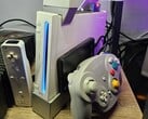 Um Nintendo Wii modificado com um controle do GameCube ao lado