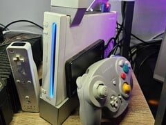 Um Nintendo Wii modificado com um controle do GameCube ao lado