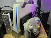 Um Nintendo Wii modificado com um controle do GameCube ao lado