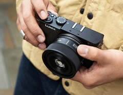 A mais recente lente full-frame da Panasonic é particularmente compacta.