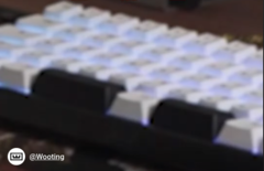 Teclado com barra de espaço dividida do YouTube