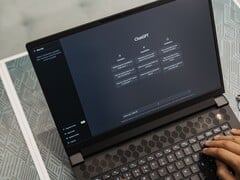 Mãos digitando no teclado de um laptop com a página inicial do ChatGPT na tela