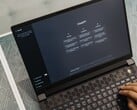 Mãos digitando no teclado de um laptop com a página inicial do ChatGPT na tela