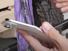 Appleo novo iPhone Air da Apple superou as expectativas em um novo teste de durabilidade. (Fonte da imagem: JerryRigEverything no YouTube)