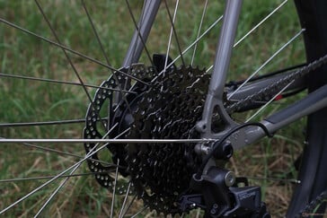É utilizado um motor de cubo Mahle X30.