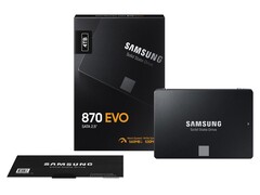 Unidade de estado sólido Samsung 870 EVO SATA de 2,5 polegadas na foto ao lado da embalagem de varejo (Fonte da imagem: Samsung)