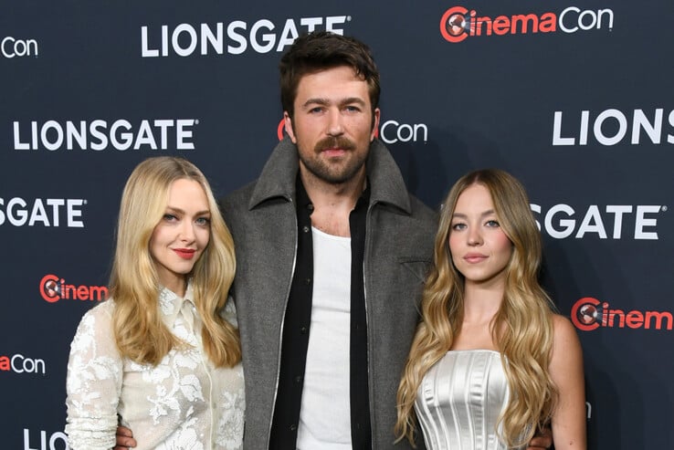 Conheça os rostos por trás do suspense. Sydney Sweeney como Millie, Amanda Seyfried como Nina e Brandon Sklenar como Andrew - um trio pronto para desvendar uma teia de segredos em The Housemaid