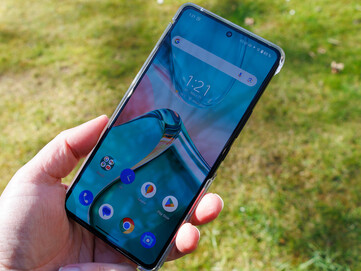 Asus Zenfone 12 Ultra em ambiente externo