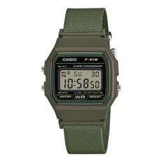Relógio digital Casio F-91WF-1A com caixa verde-oliva e pulseira de tecido trançado na mesma cor.