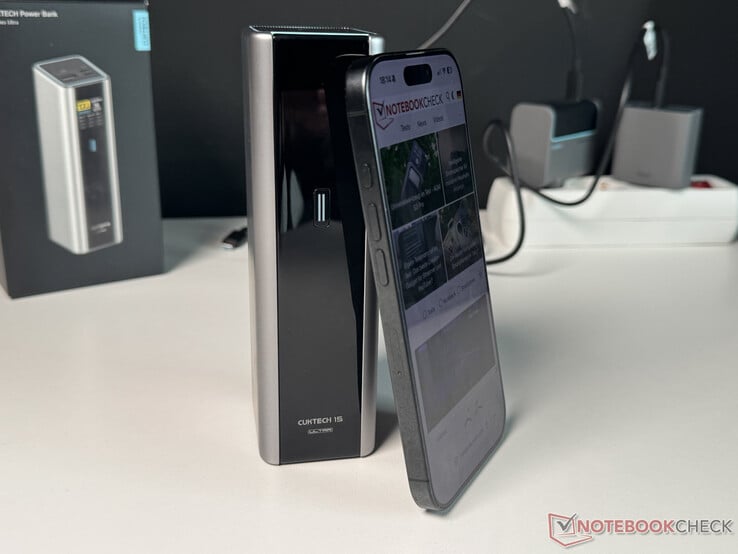 Cuktech 15 Ultra em comparação de tamanho com um iPhone 16 Pro