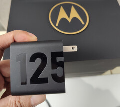 O próximo carro-chefe da Motorola poderia suportar uma carga rápida de 125 W. (Fonte da imagem: Chen Jin)
