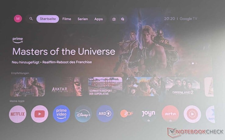 Interface do Google TV do Etoe Dolphin 2 (sala levemente escurecida com uma janela à direita, tela de alto contraste)