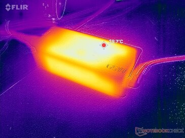 O adaptador CA atinge 40 °C quando submetido a cargas exigentes