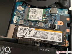 O SSD está localizado debaixo de uma tampa adicional (fixado por parafusos).