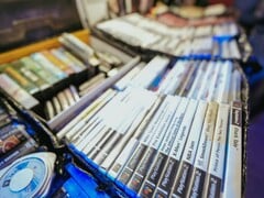 Em vez de jogos em caixa, esta prateleira de jogos contém apenas cartões com códigos de download — uma visão preocupante do futuro para muitos fãs.