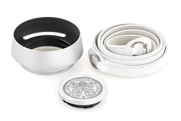 O kit Leica 'Pope Francis' M-A vem com um para-sol, uma alça de câmera e uma tampa de lente gravada. (Fonte da imagem: Leica)