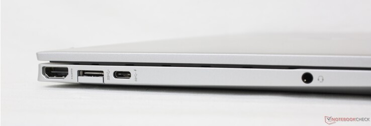 Esquerda: HDMI 2.0, USB-A 5 Gbps, USB-C 10 Gbps c/ Fonte de alimentação e fone de ouvido DisplayPort 1.4, 3.5 mm