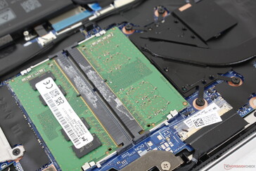 Slots 2x SODIMM acessíveis. Podemos notar algum leve ruído eletrônico ou lamentação da bobina de nossa unidade de teste