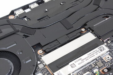 Blindagem de alumínio sobre o único slot SODIMM 1x DDR5