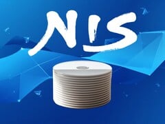Logotipo da NIS America exibido acima de discos PS5 em branco
