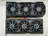 Uma placa RX 7900 (topo) juntamente com uma RDNA 2 RX 6950 XT GPU. (Fonte:@9550pro no Twitter)