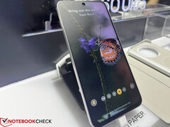 A tela atualizada promete eliminar brilhos e reflexos, mesmo sob luz solar direta. Na foto: o NxtPaper 60 Ultra. (Fonte da imagem: Notebookcheck)