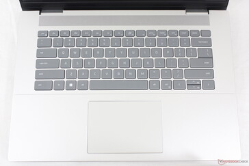 O teclado permanece idêntico ao modelo do ano passado, enquanto o clickpad recebeu algumas atualizações visuais