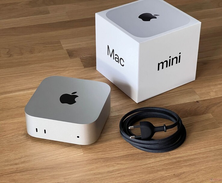 Apple Mac mini desktop mostrado com caixa de varejo e cabo de alimentação (Fonte da imagem: Notebookcheck)