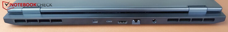 Traseira: MiniDP 1.4 (compatível com G-Sync), USB-C 3.2 Gen2 (10 Gb/s, DP 1.4a, Power Delivery), HDMI 2.1 (compatível com G-Sync), LAN, alimentação