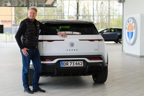 O CEO da Fisker, Henrik Fisker, entregou o primeiro modelo de produção Ocean em seu Fisker Center+ em Copenhague. (Fonte da imagem: Fisker)