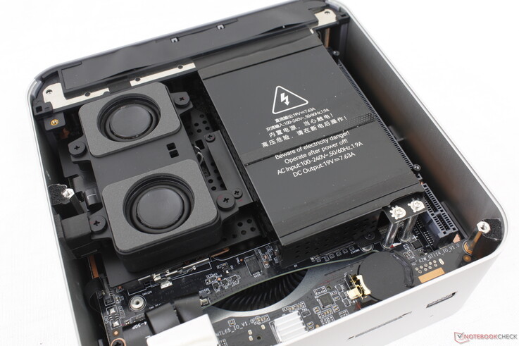 O acesso aos dois slots SODIMM e aos dois slots SSD M.2 2280 requer desmontagem adicional