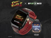 Relógio gamer Street Fighter II: My Play Watch com uma pulseira vermelha, detalhes com acabamento dourado e um segundo visor de relógio, sobre um fundo escuro texturizado.