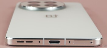 Parte inferior: Alto-falante, microfone, porta USB, microfone, slot SIM