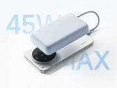 O novo power bank de 45 W da Xiaomi carregando um Xiaomi 17 Ultra.